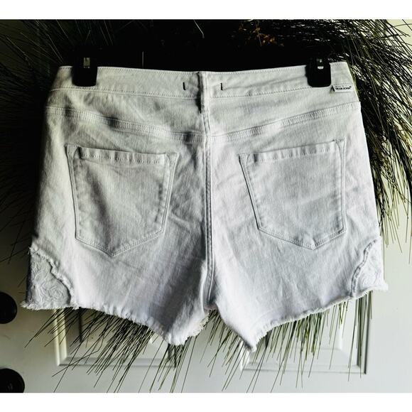 Dear John Lillie Frayed hem Cut Off Denim Jean White Embroidered Shorts Size 30 - Picture 3 of 16